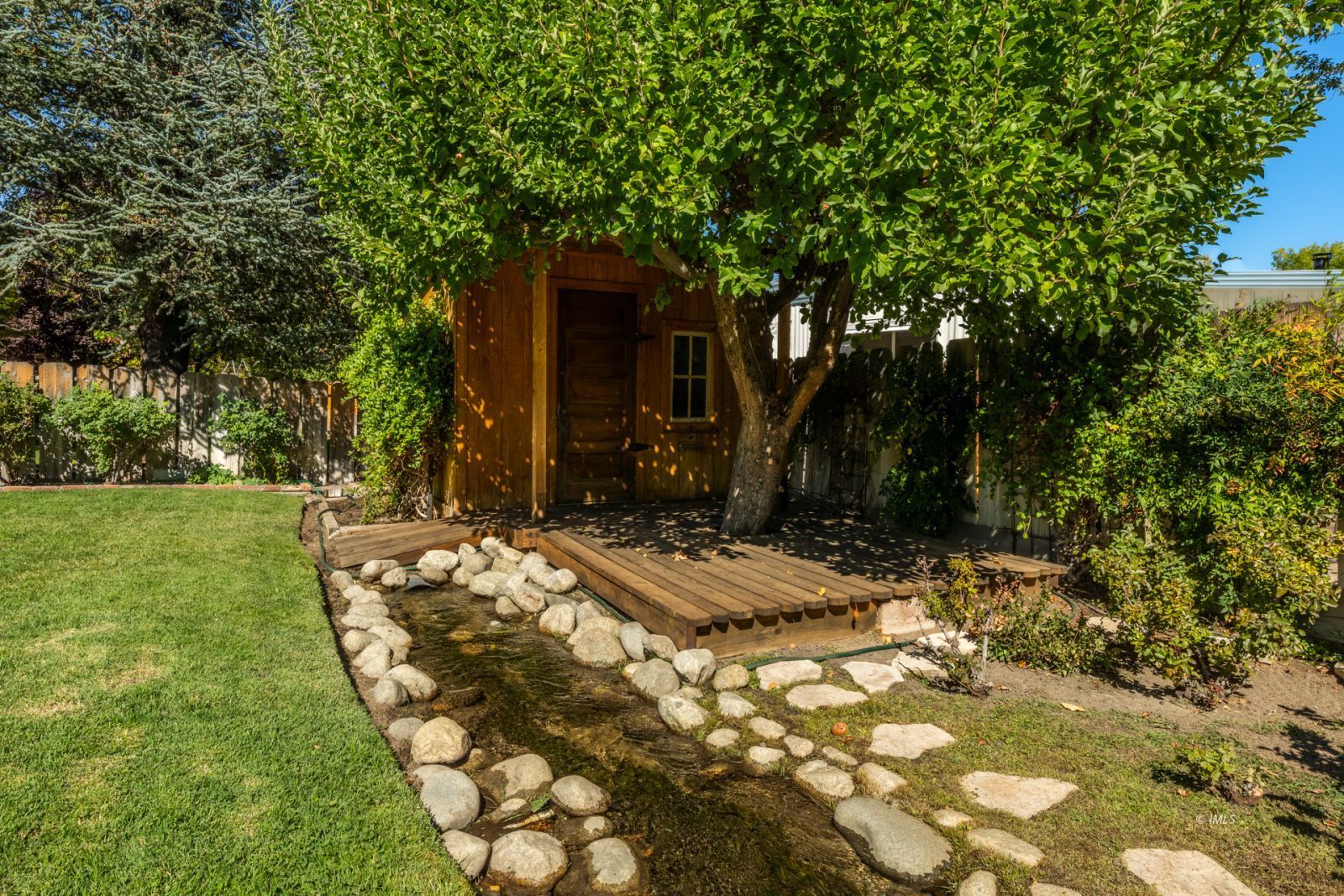 1424 Rocking W Drive Bishop, CA 93514 - Photo 2 of 27 a front view of a house with a yard