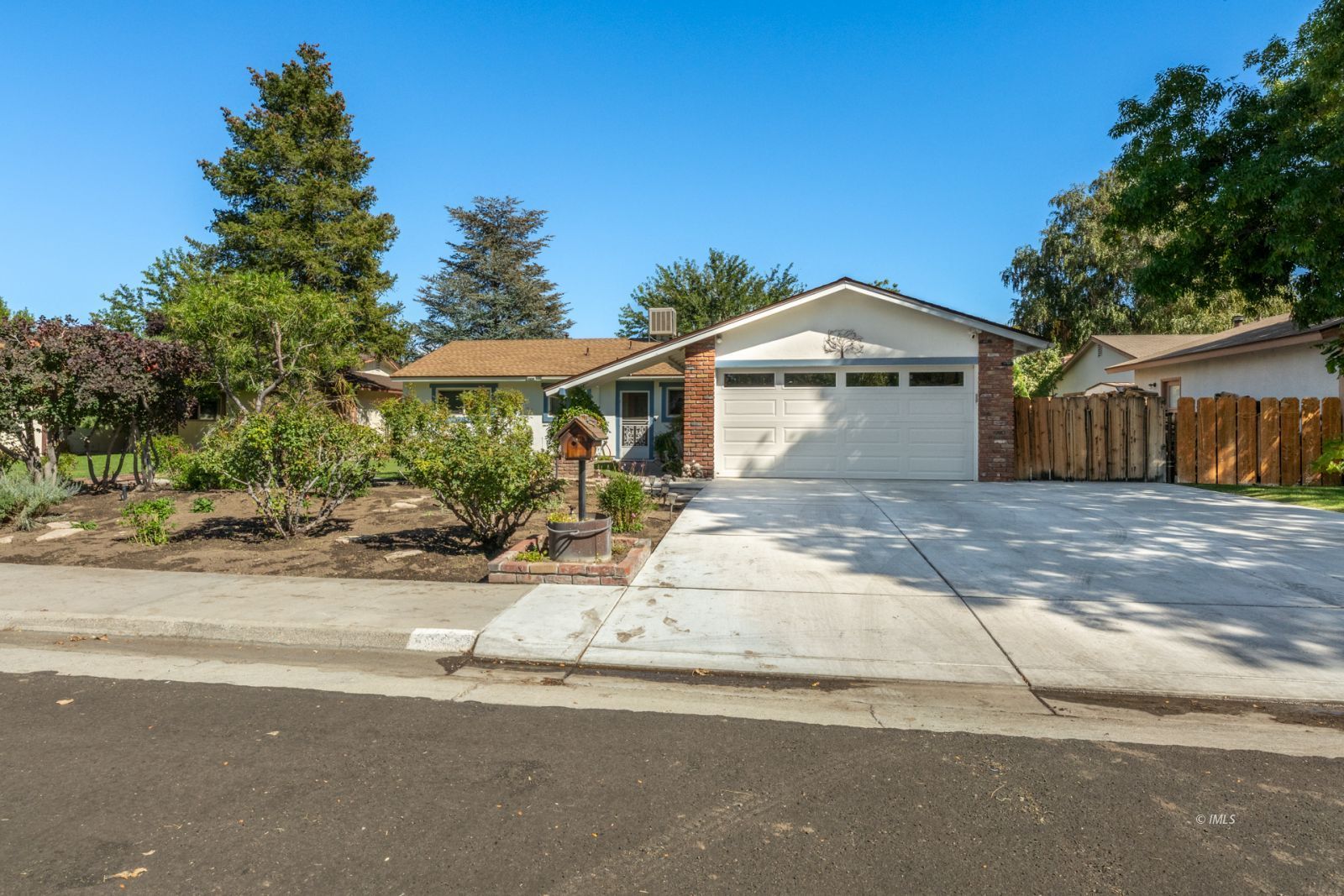 1424 Rocking W Drive Bishop, CA 93514 - Photo 25 of 27 a front view of a house with a yard
