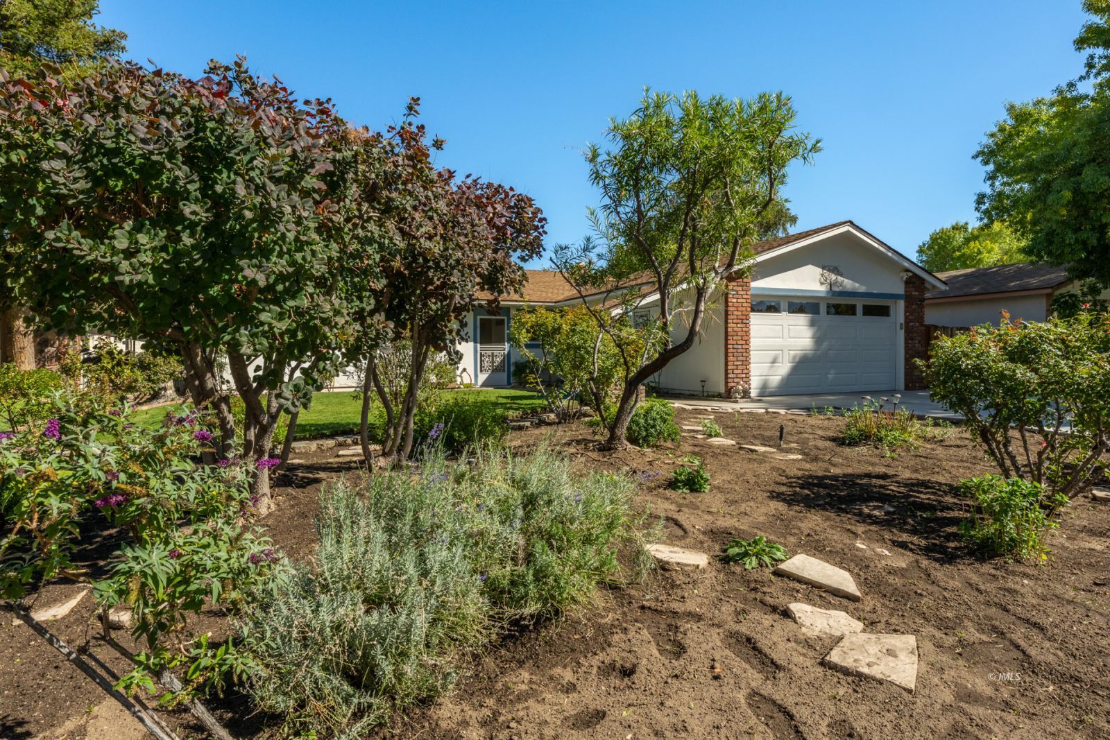 1424 Rocking W Drive Bishop, CA 93514 - Photo 26 of 27 a front view of a house with a yard