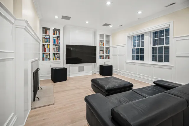 $4,250,000 | 6920 North Barnett Lane, Fox Point, WI 53217