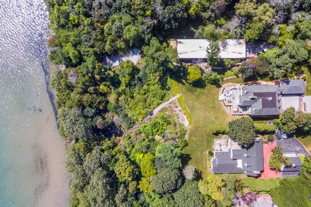 $4,250,000 | 6920 North Barnett Lane, Fox Point, WI 53217