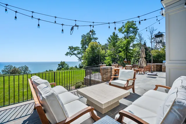 $4,250,000 | 6920 North Barnett Lane, Fox Point, WI 53217