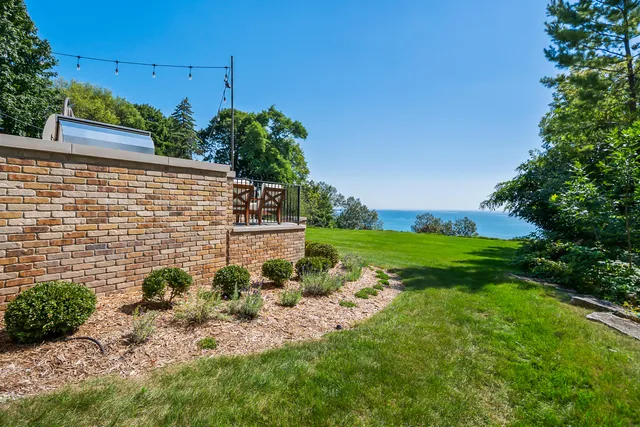 $4,250,000 | 6920 North Barnett Lane, Fox Point, WI 53217
