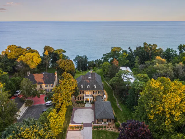 $4,250,000 | 6920 North Barnett Lane, Fox Point, WI 53217