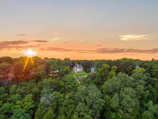 $4,250,000 | 6920 North Barnett Lane, Fox Point, WI 53217