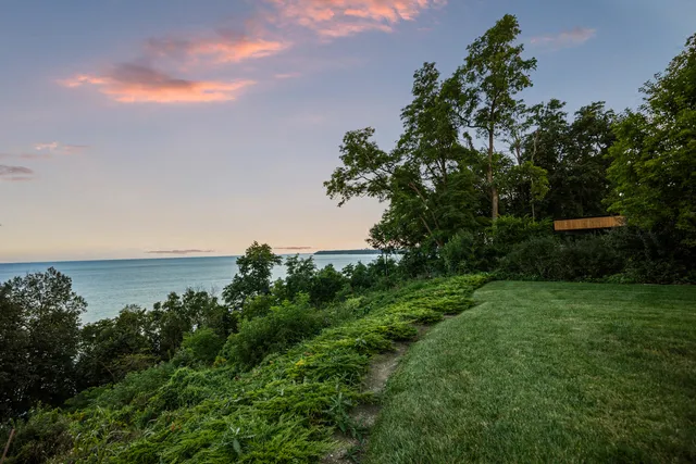 $4,250,000 | 6920 North Barnett Lane, Fox Point, WI 53217
