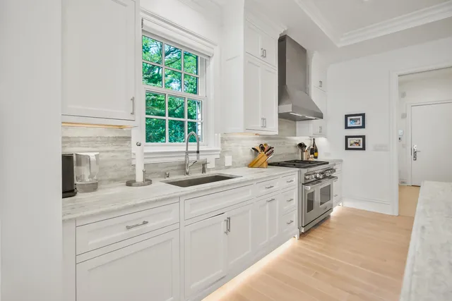 $3,995,000 | 6920 North Barnett Lane, Fox Point, WI 53217