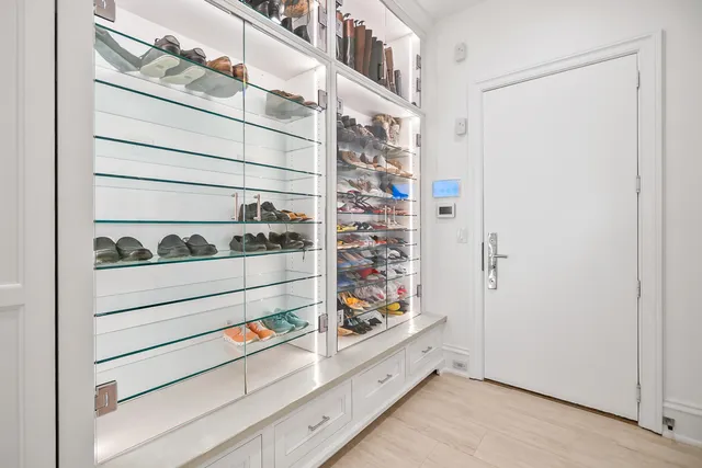 $3,995,000 | 6920 North Barnett Lane, Fox Point, WI 53217