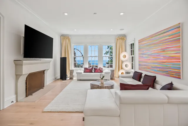 $4,250,000 | 6920 North Barnett Lane, Fox Point, WI 53217