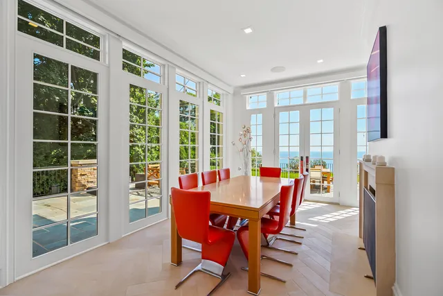 $4,250,000 | 6920 North Barnett Lane, Fox Point, WI 53217