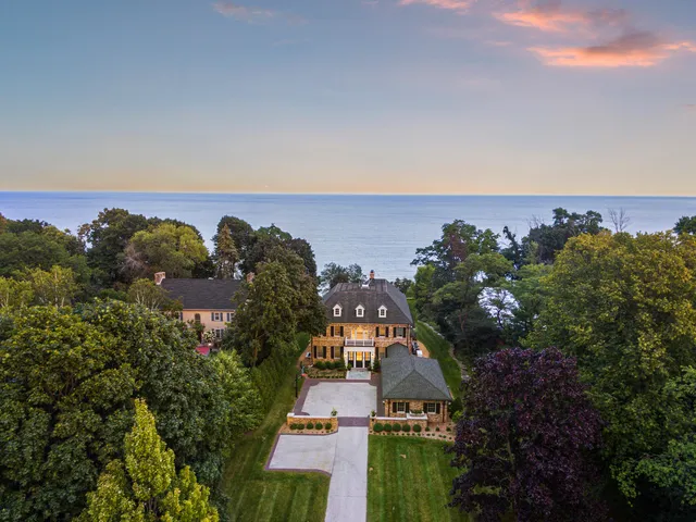 $4,250,000 | 6920 North Barnett Lane, Fox Point, WI 53217