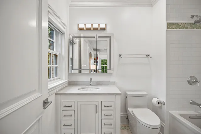 $3,995,000 | 6920 North Barnett Lane, Fox Point, WI 53217