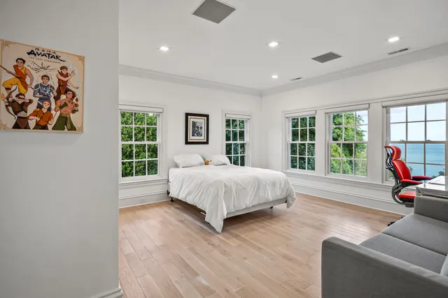 $3,995,000 | 6920 North Barnett Lane, Fox Point, WI 53217