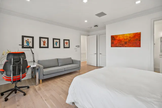 $3,995,000 | 6920 North Barnett Lane, Fox Point, WI 53217