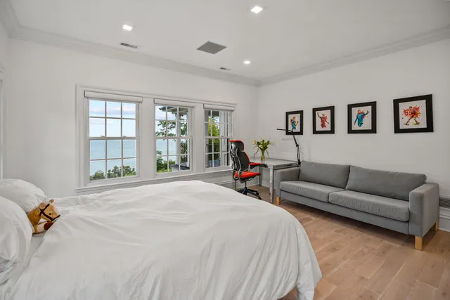 $4,250,000 | 6920 North Barnett Lane, Fox Point, WI 53217