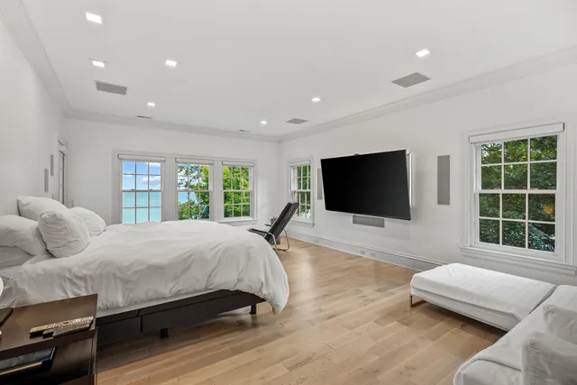 $3,995,000 | 6920 North Barnett Lane, Fox Point, WI 53217