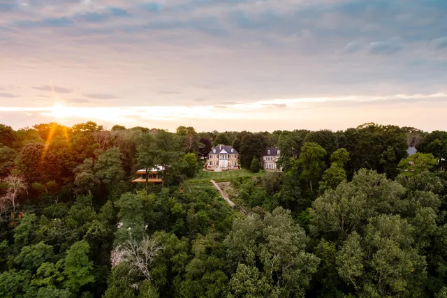 $3,995,000 | 6920 North Barnett Lane, Fox Point, WI 53217