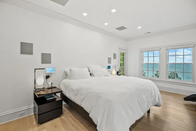 $3,995,000 | 6920 North Barnett Lane, Fox Point, WI 53217