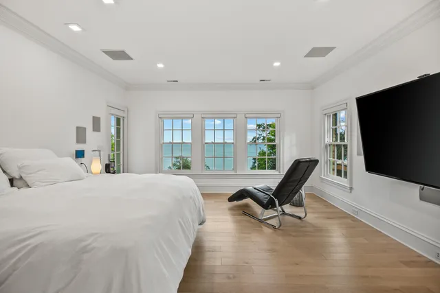 $3,995,000 | 6920 North Barnett Lane, Fox Point, WI 53217