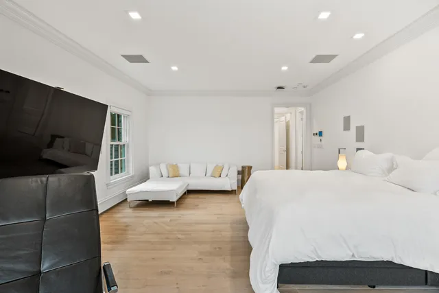 $3,995,000 | 6920 North Barnett Lane, Fox Point, WI 53217