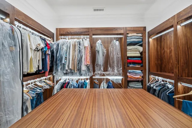 $3,995,000 | 6920 North Barnett Lane, Fox Point, WI 53217