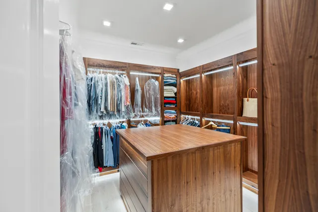 $4,250,000 | 6920 North Barnett Lane, Fox Point, WI 53217