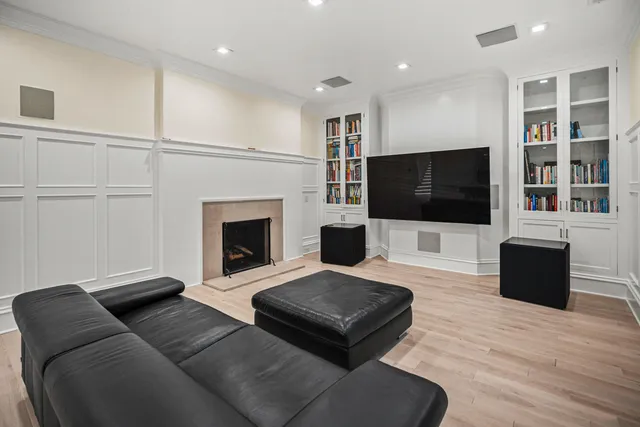 $3,995,000 | 6920 North Barnett Lane, Fox Point, WI 53217