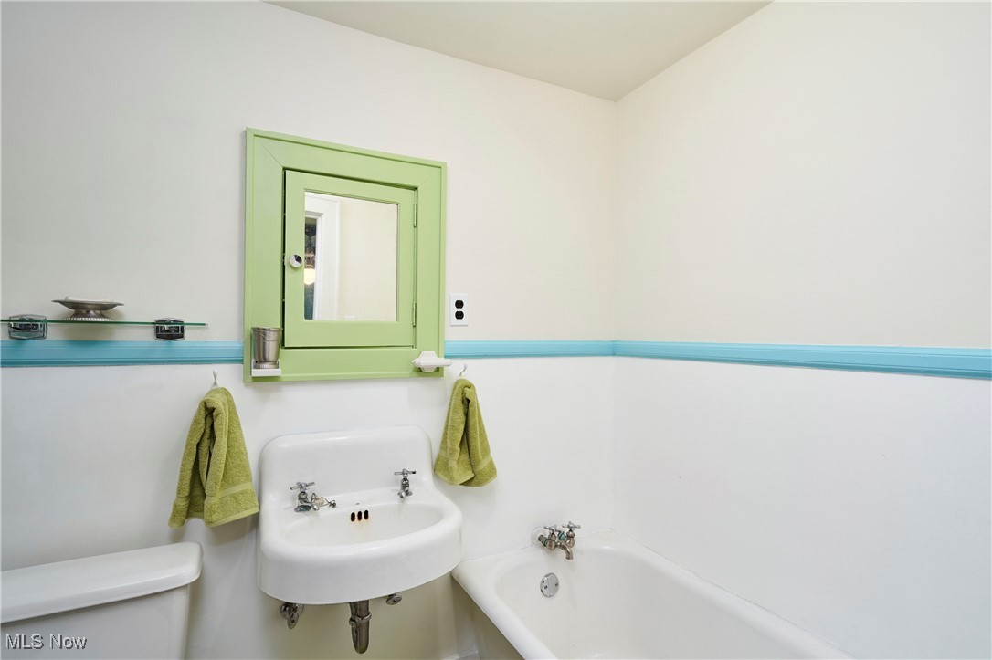 287 Overwood Road Akron, OH 44313 - Photo 39 of 48 Third floor bathroom.