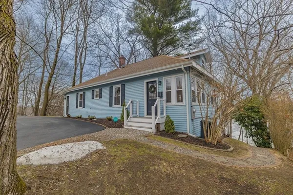 a view of a yard in front of a house