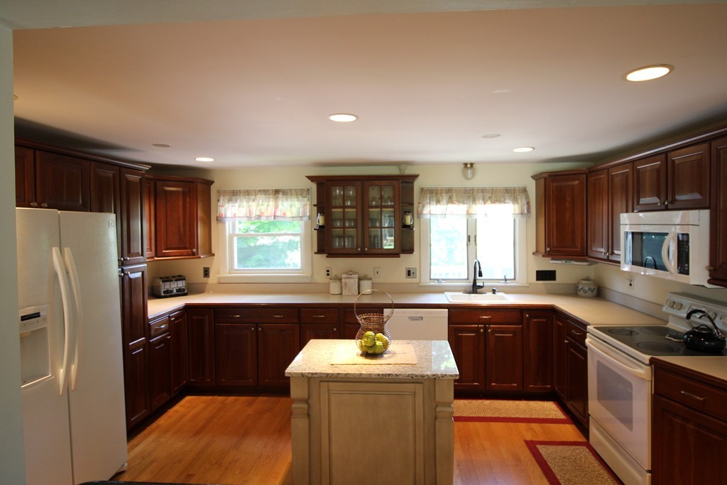16 R Ward Street Woburn, MA 01801 - Photo 4 of 25 Gallery Image 4