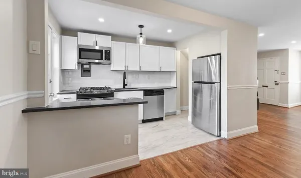 $2,300 | 2809 A 16th Road South, Unit 2809A, Arlington, VA 22204