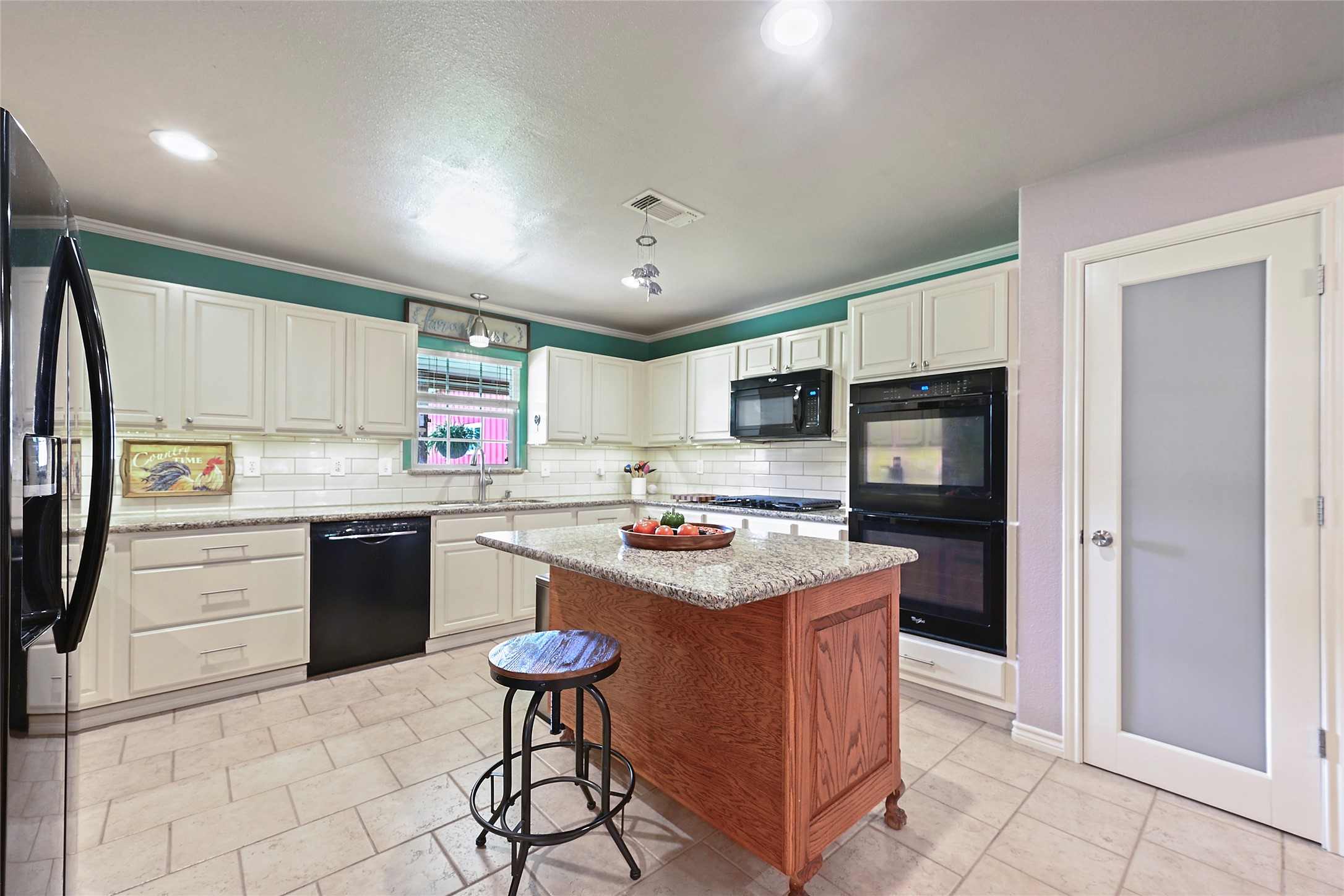 3917 Winding Road Hearne, TX 77859 - Photo 9 of 36