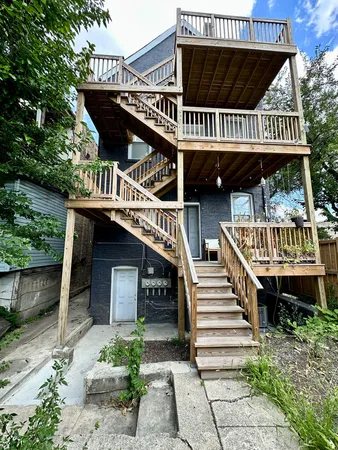 $1,700 | 2713 West Gladys Avenue, Unit 3, Chicago, IL 60612