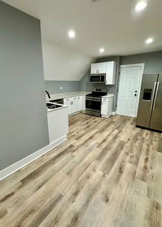 $1,700 | 2713 West Gladys Avenue, Unit 3, Chicago, IL 60612