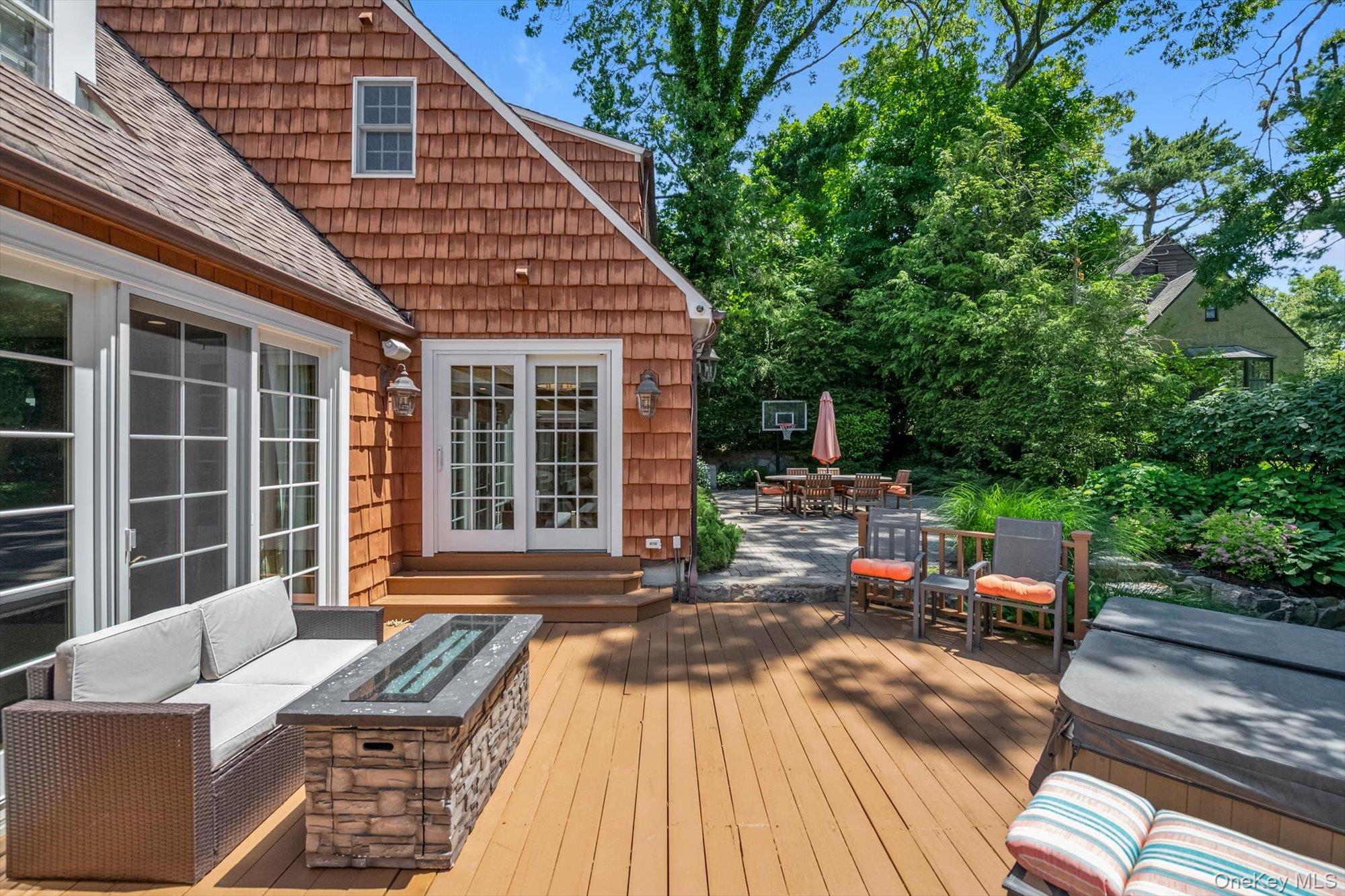 74 Litchfield Road Port Washington, NY 11050 - Photo 31 of 48