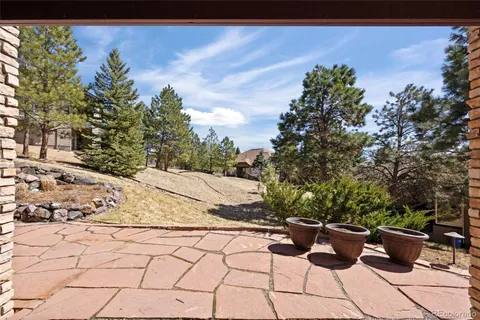 a view of backyard of the house