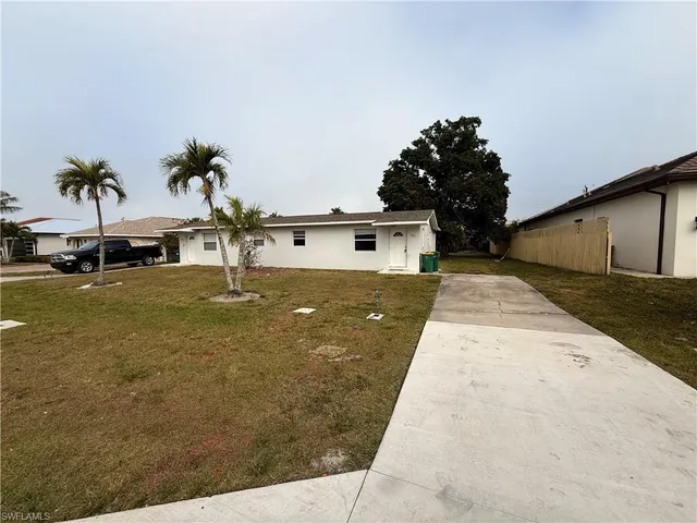 a view of a backyard