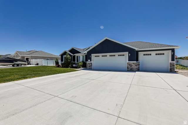 712 East Sunset View Road Grantsville, UT 84029 - Photo 4 of 44 3 car garage with extra room