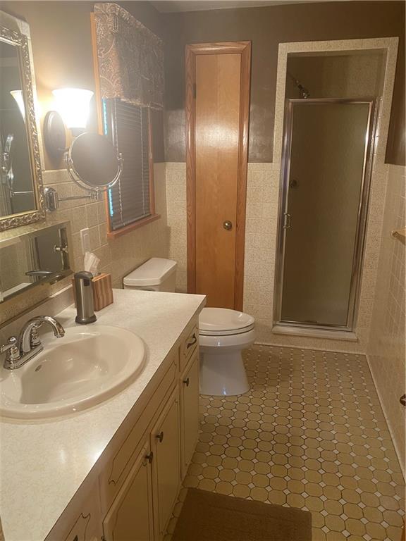 201 College Lodge Road Indiana, PA 15701 - Photo 14 of 20 a bathroom with a sink a toilet and shower