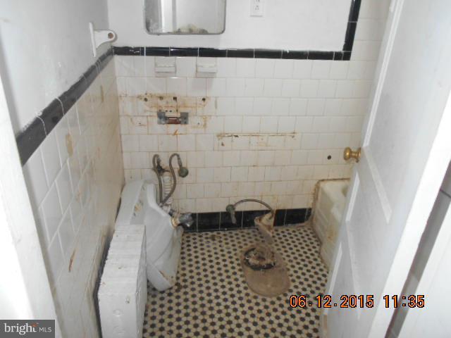 6937 Reisterstown Road Baltimore, MD 21215 - Photo 3 of 9 Bath