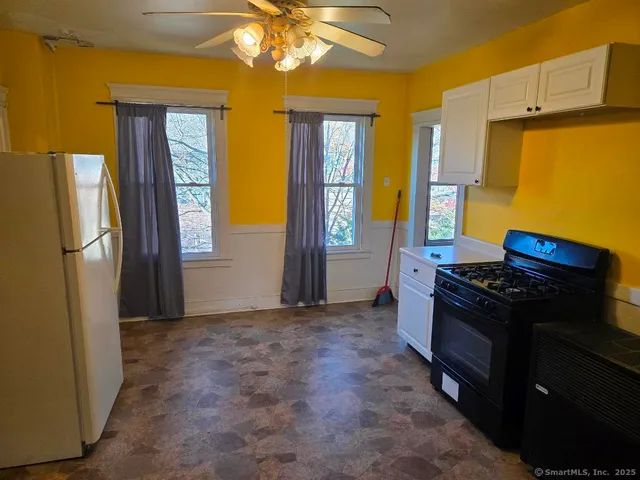a kitchen that has a stove and a refrigerator