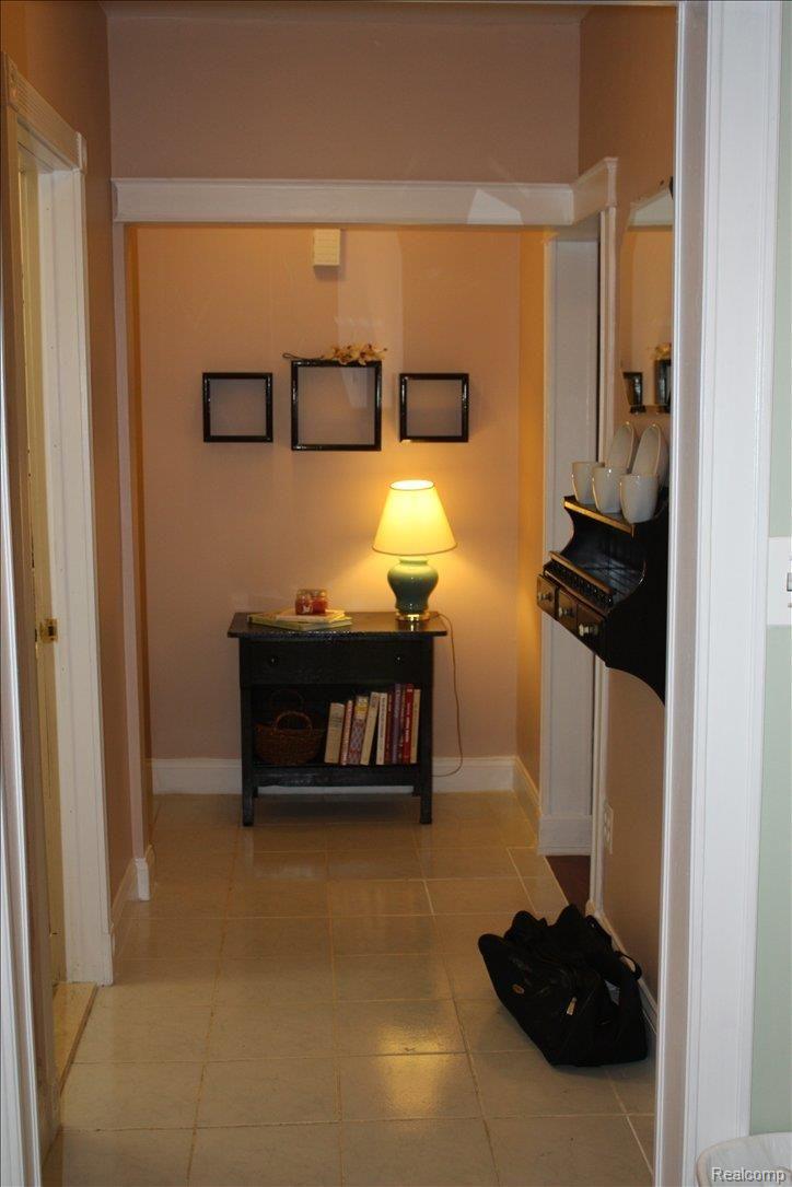 197 Ogemaw Road Pontiac, MI 48341 - Photo 9 of 17 1st floor hall