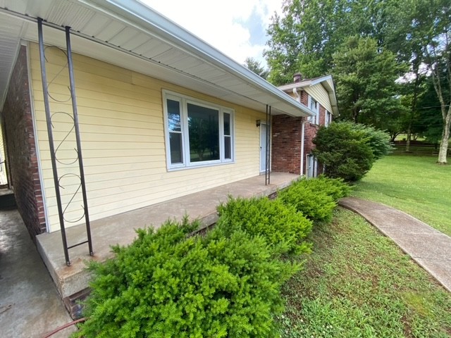 580 Vanderbilt Road Mount Juliet, TN 37122 - Photo 5 of 27 a front view of a house with garden