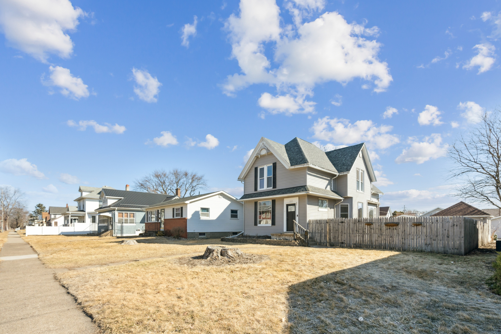1315 Pershing Boulevard Clinton, IA 52732 - Photo 2 of 25