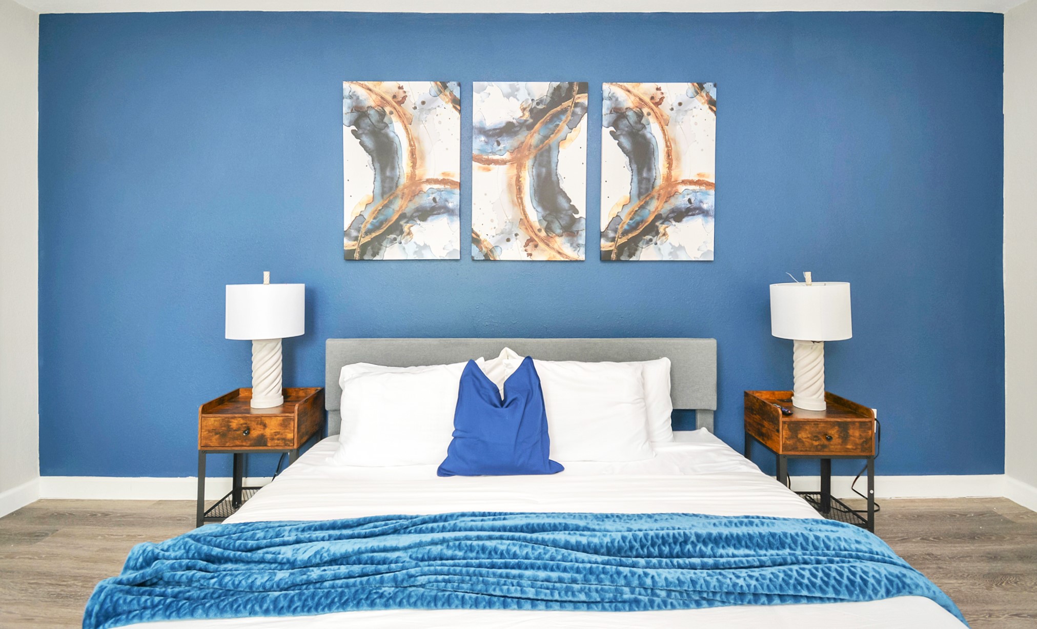 4710 Paradise Lane Houston, TX 77048 - Photo 21 of 42 a bedroom with a bed and a lamp on table