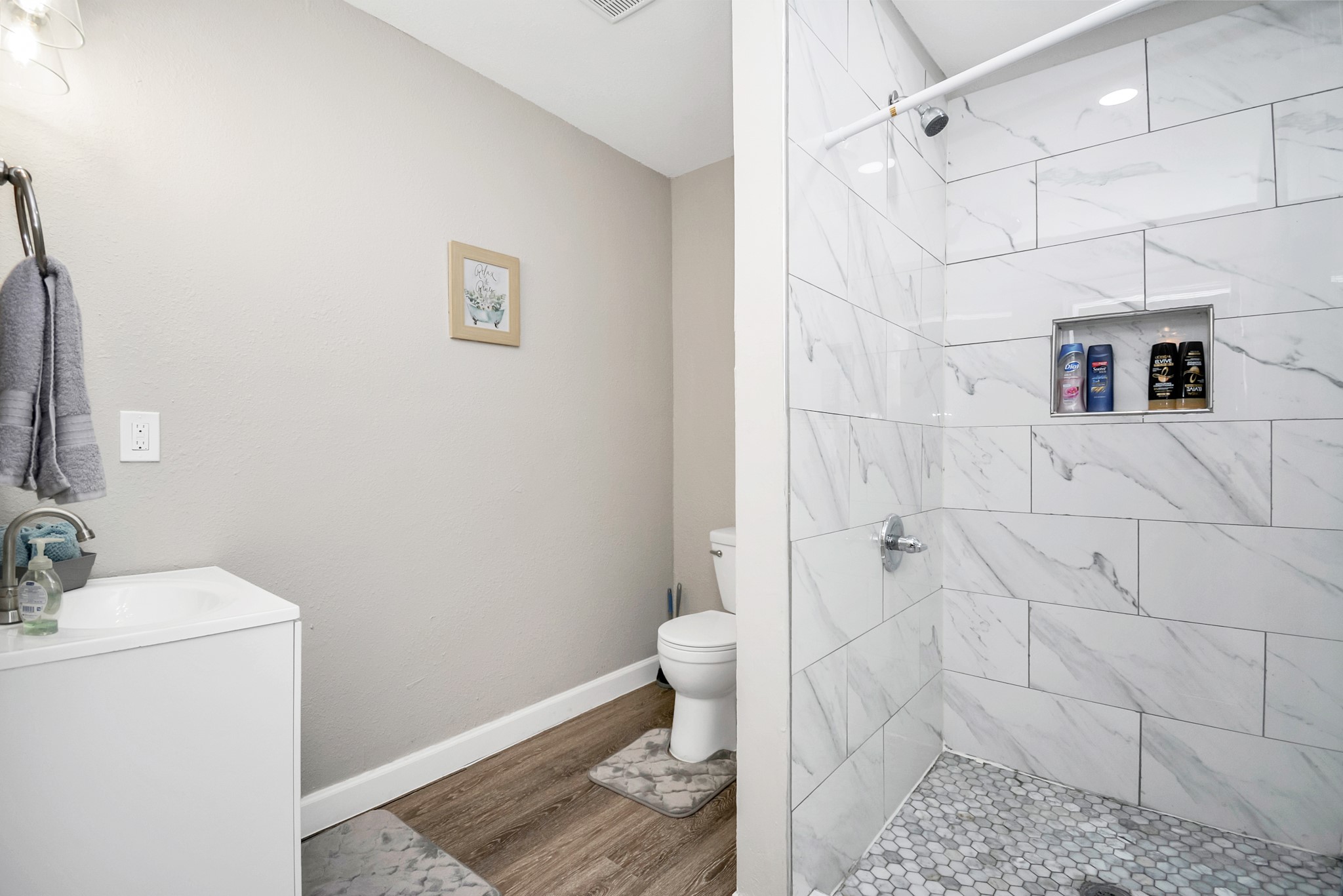 4710 Paradise Lane Houston, TX 77048 - Photo 27 of 42 a bathroom with a sink and toilet