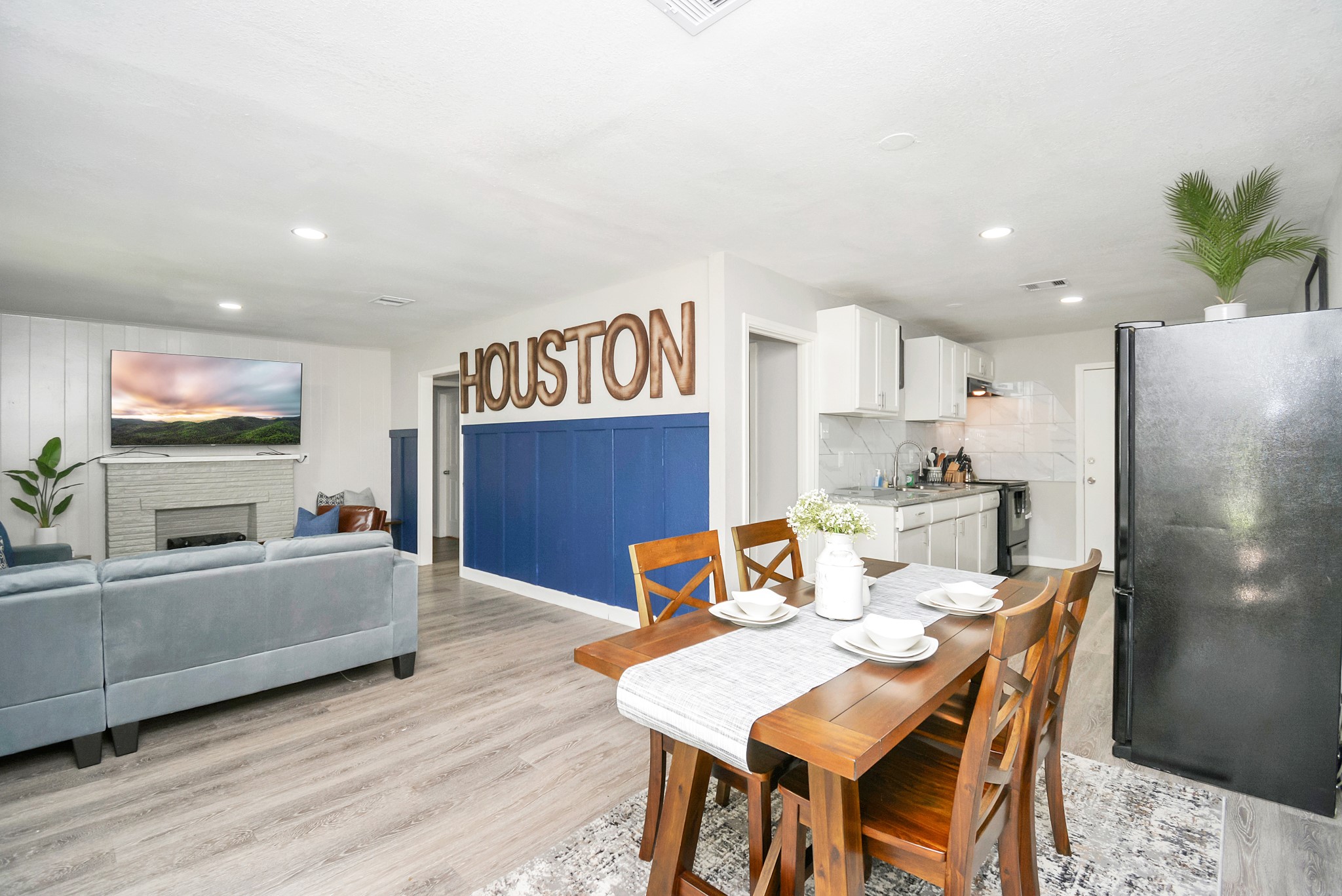 4710 Paradise Lane Houston, TX 77048 - Photo 3 of 42 a dining room with furniture and window