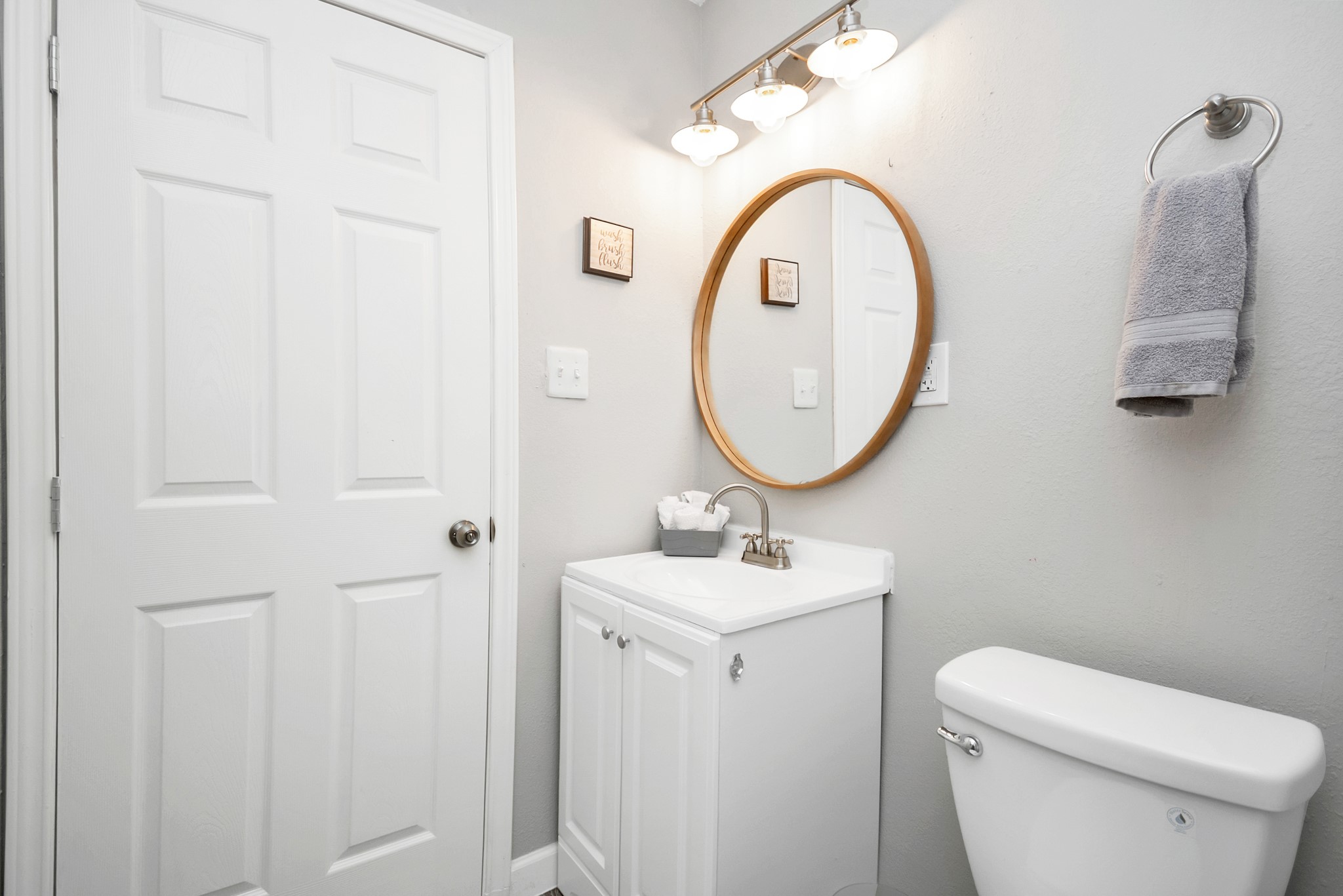 4710 Paradise Lane Houston, TX 77048 - Photo 36 of 42 a bathroom with a toilet sink and mirror