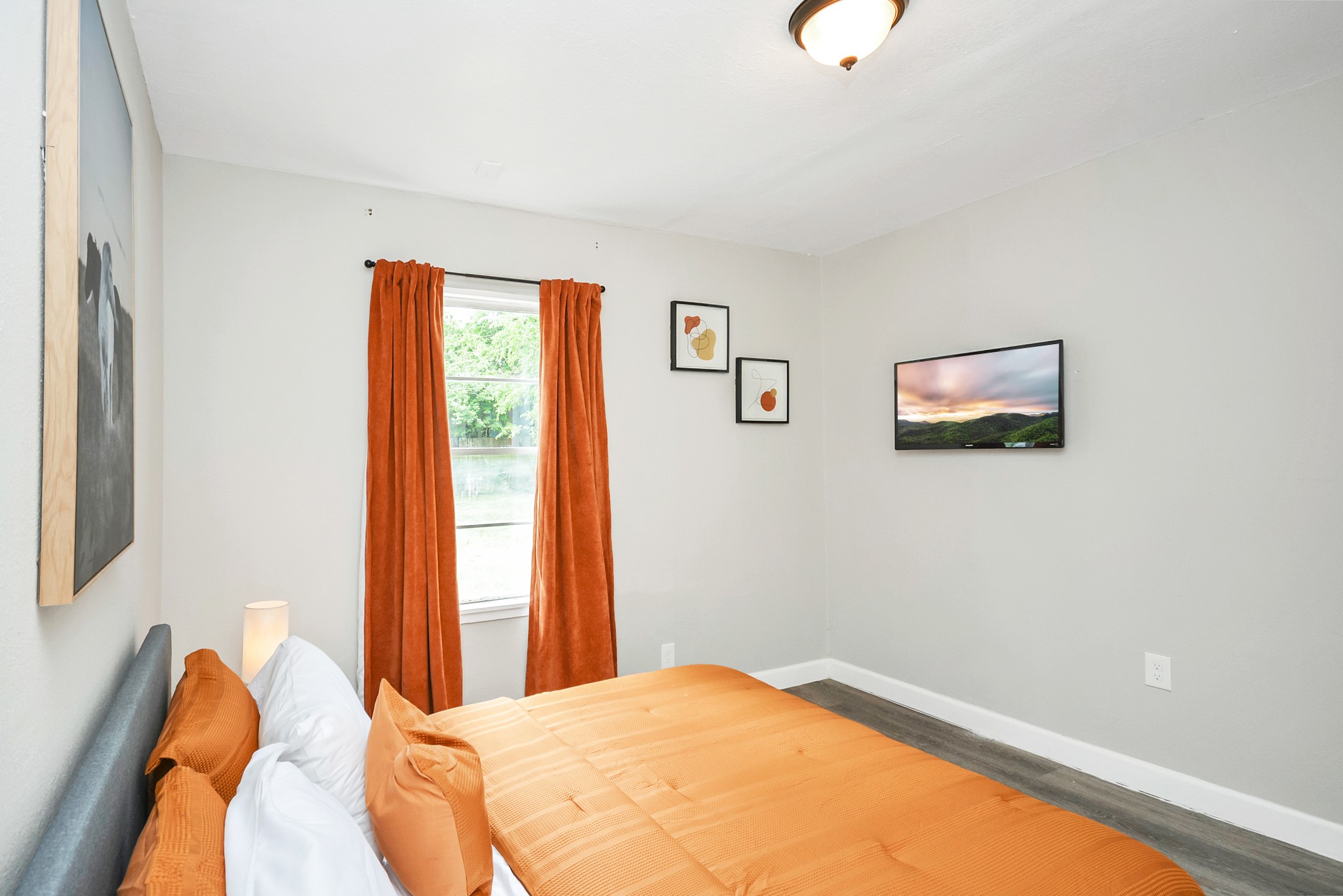 4710 Paradise Lane Houston, TX 77048 - Photo 39 of 42 a bedroom with a bed and a window