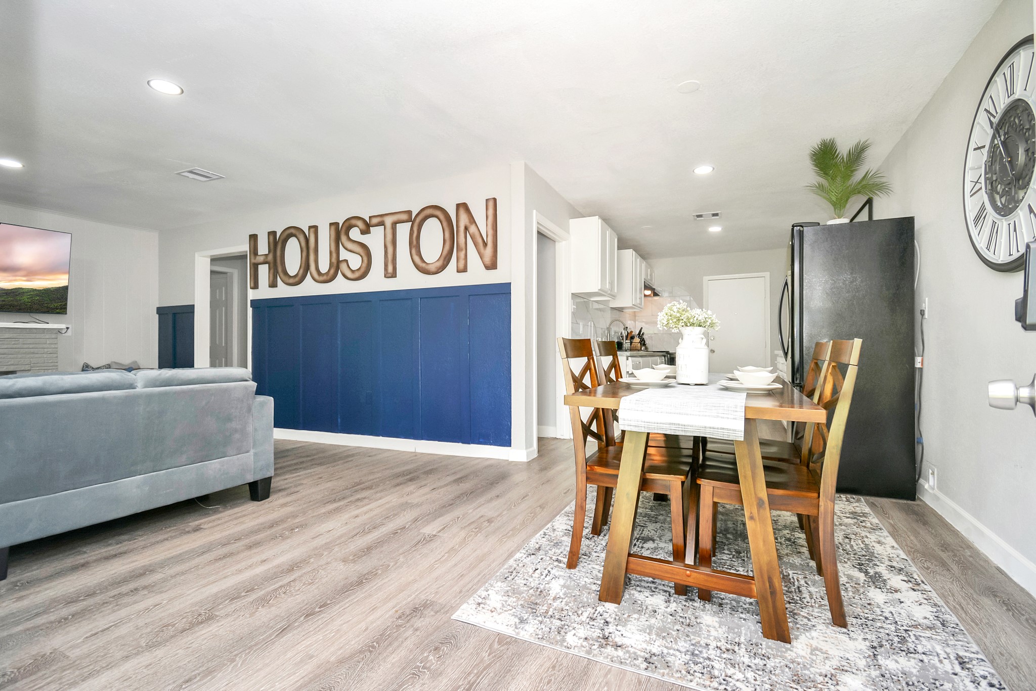 4710 Paradise Lane Houston, TX 77048 - Photo 4 of 42 a view of a dining room with furniture